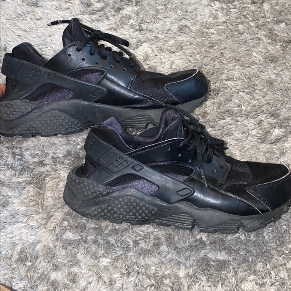 Women’s black Nike huarache sneakers